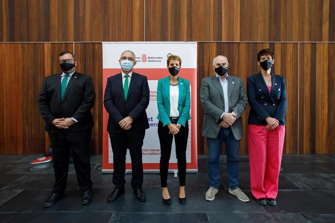 De izda a dcha: el vicepresidente Remírez, el alcalde de Pamplona, Enrique Maya, la Presidenta Chivite, el vicepresidente Aierdi y la consejera Elma Saiz.