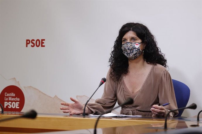 La diputada del PSOE Josefina Navarrete, en rueda de prensa.