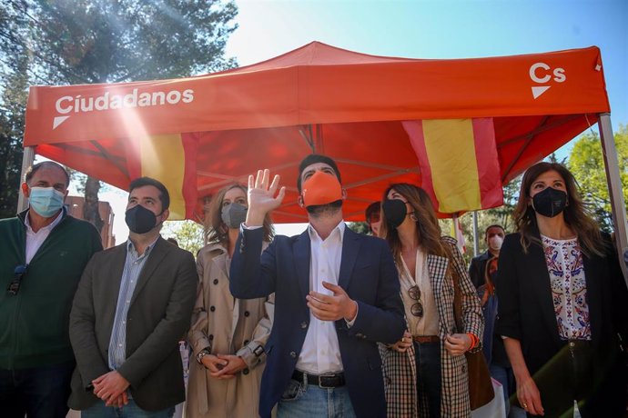 El 'número 3' de la candidatura de Ciudadanos a las elecciones de la Comunidad de Madrid, César Zafra (c), acompañado de otros miembros del partido durante su visita al municipio de Pozuelo de Alarcón.