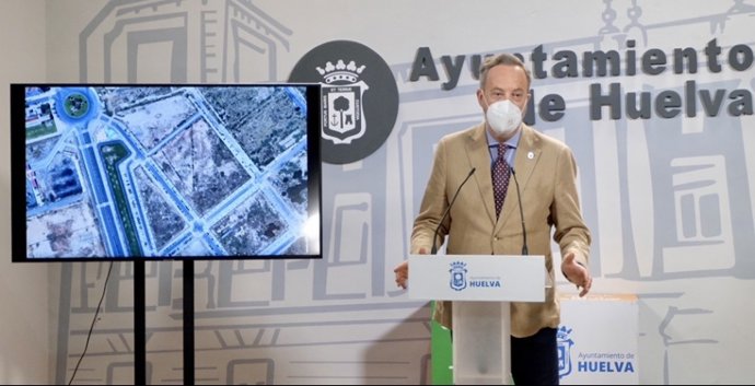 El teniente alcalde de Urbanismo, Medio Ambiente y Transición Ecológica del Ayuntamiento de Huelva, Manuel Gómez Márquez, en rueda de prensa.