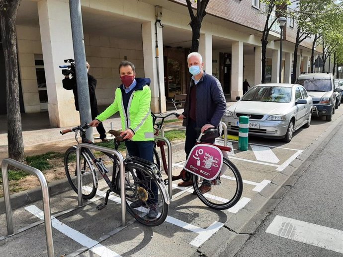 El alcalde de Logroño junto al concejal de Desarrollo Urbano visitan una de las zonas de aparcamientos de bicicletas