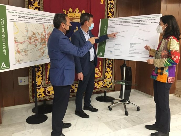 Ricardo Sánchez, el alcalde de Pilas y Susana Cayuelas examinan el proyecto