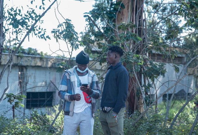 Dos jóvenes en el campamento de Las Raíces, donde conviven personas migrantes, a 7 de abril de 2021, en La Laguna, Tenerife, Gran Canaria, (España). Agentes de la Policía Nacional han intercedido durante la mañana de hoy en una reyerta entre varios grupos