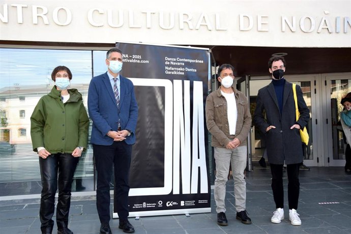 Iz-Der: Marisol Martínez Caspe, jefa de Sección de Programas Artísticos y Difusión del Departamento de Cultura y Deporte; Ignacio Apezteguía, director general de Cultura; Sebastián Marco, alcalde de Noáin; y Jon López, del grupo Led Silhouette.