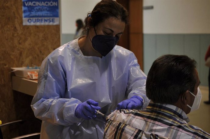 Una sanitaria inyecta a un paciente la primera dosis de la vacuna AstraZeneca en el recinto de Expourense, a 6 de abril de 2021, en Ourense, Galicia (España). Hoy ha comenzado la vacunación en el Área Sanitaria de Ourense de los usuarios de edades compr