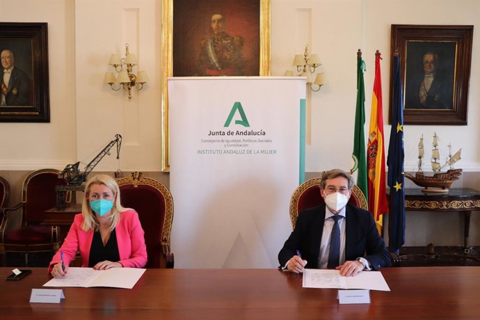 Laura Fernández, directora del IAM, y Rafael Carmona, presidente de la Autoridad Portuaria de Sevilla