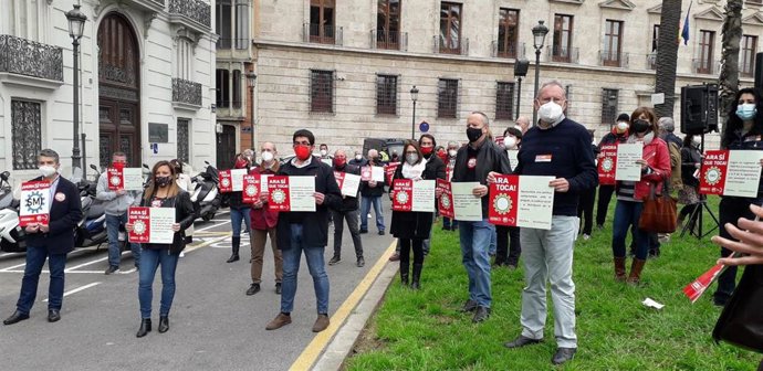 Concentración de UGT-PV y CCOO PV ante Delegación de Gobierno