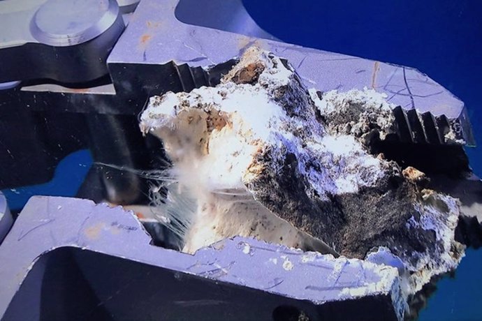 Los investigadores recolectaron muestras de rocas carbonatadas de la filtración de metano de Del Mar East utilizando una embarcación sumergible.