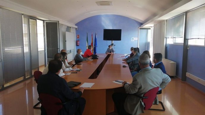 El delegado territorial de Turismo de la Junta en Córdoba, Ángel Pimentel (al fondo), en el encuentro con empresas del sector turístico.
