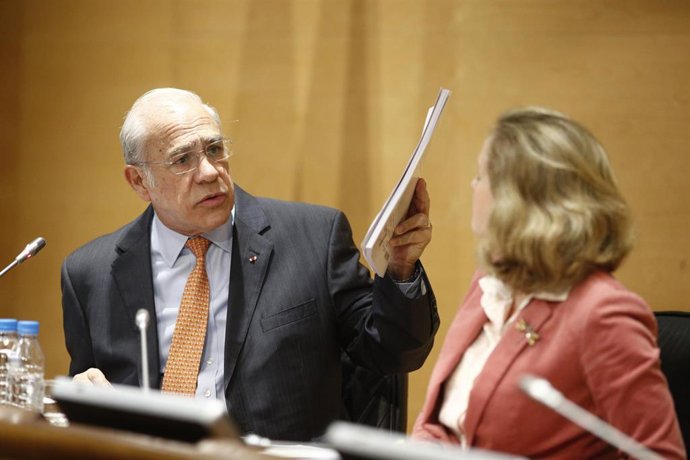 Archivo - El secretario general de la OCDE, Ángel Gurría, y la vicepresidente segunda y ministra de Economía, Nadia Calviño (foto de archivo)