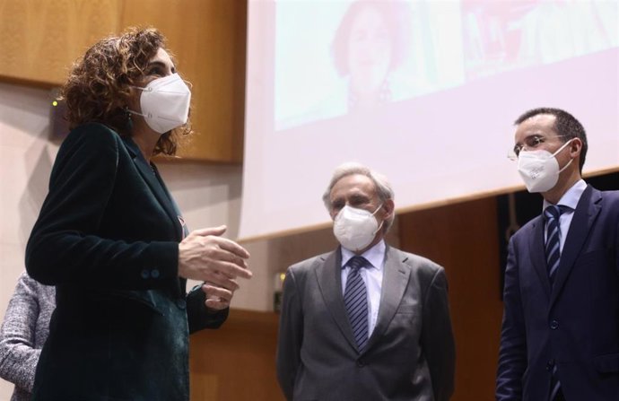 (I-D) La ministra de Hacienda y portavoz del Gobierno, María Jesús Montero; durante el acto de constitución del Comité de Personas Expertas para la Reforma Fiscal, a 12 de abril de 2021