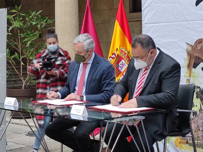 El presidente de la Diputación de León, Eduardo Morán, en la firma del acuerdo con Carlos Garrido, presidente de CEAV para que la capital acoja la VI Cumbre Mundial de Asociaciones de Agencias de Viajes.