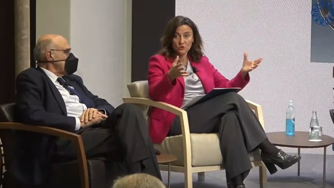 La presidenta del Puerto de Barcelona, Merc Conesa, junto con el presidente de Saba Infraestructuras, Salvador Alemany, durante el acto.