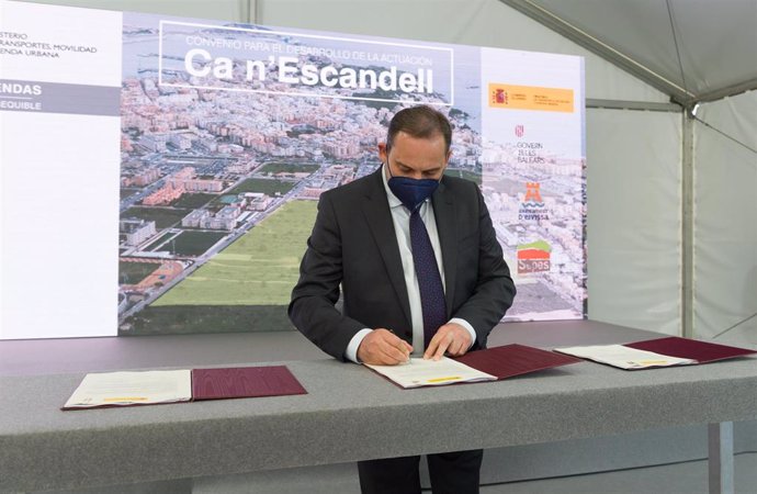 El ministro de Transportes, Movilidad y Agenda Urbana, José Luis Ábalos,  preside la firma del convenio entre el SEPES (Entidad Pública Empresarial del Suelo) y la Conselleria de Mobilitat i Habitatge del Govern de les Illes Balears para el desarrollo d