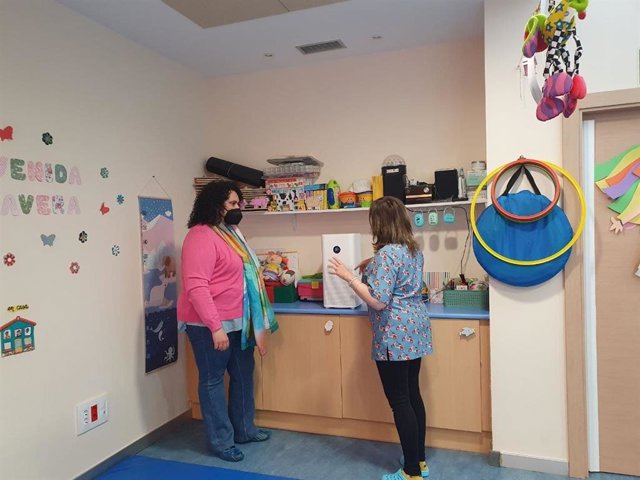 La concejal de Bienestar Social, Vera López, en la entrega de un purificador en una Escuela Municipal Infantil.