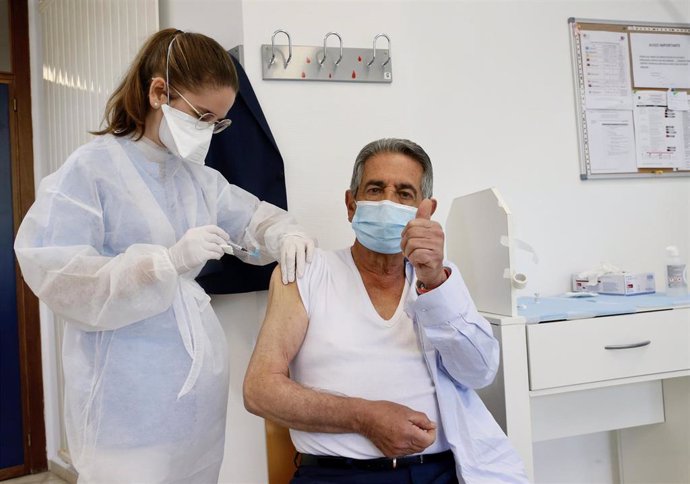 El presidente de Cantabria, Miguel Ángel Revilla, recibe la primera dosis de la vacuna contra el Covid en el centro de salud de El Astillero
