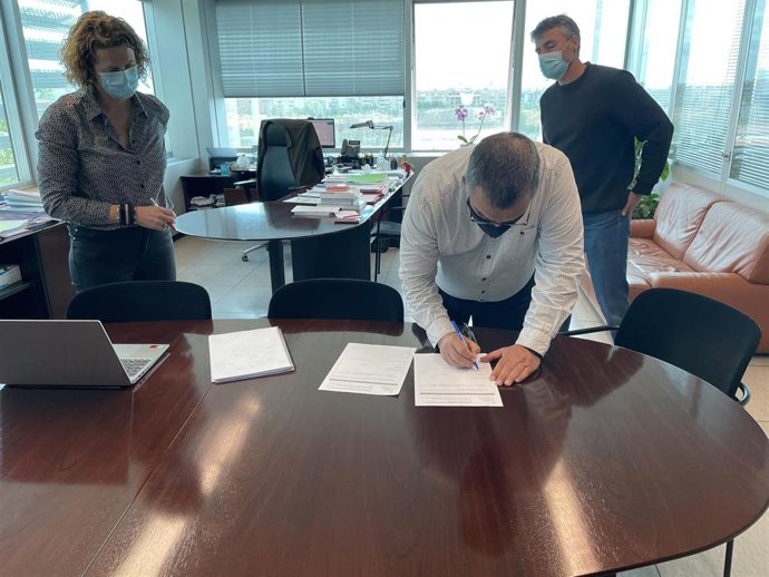 Educación realiza los sorteos que dirimirán los empates en las solicitudes de adscripción del próximo curso.