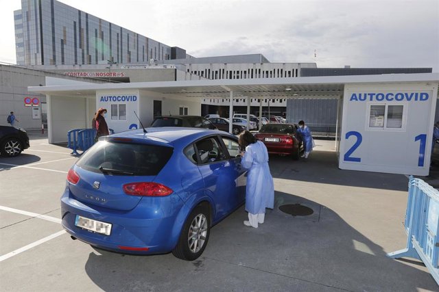Archivo - Enfermeras realizan pruebas PCR para la detección del COVID-19 en un 'autocovid'