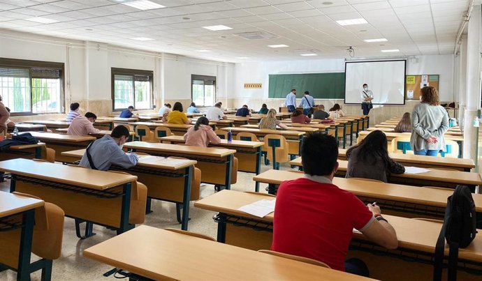 Aspirantes realizan exámenes