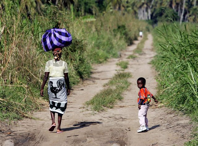 Archivo - Una mujer y su hijo en Mozambique