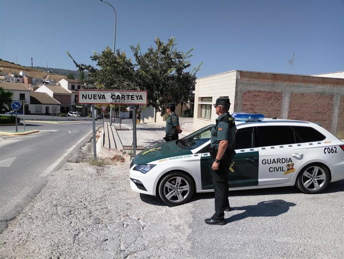 Una patrulla de la Guardia Civil en Nueva Carteya.