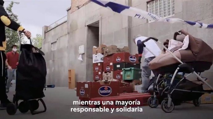 Captura del vídeo de la campaña de Unidas Podemos para las elecciones en la Comunidad de Madrid en la que se observa el Banco del Bebé de Fundación Madrina.