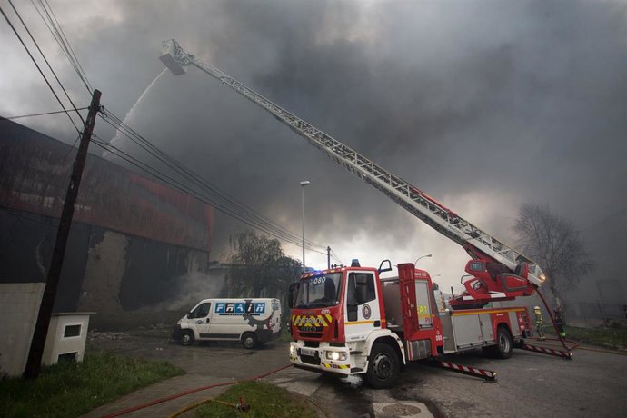 Bomberos trabajan en la extinción de un incendio en el Polígono Industrial Ceao, a 11 de abril de 2021, en Lugo, Galicia (España). 