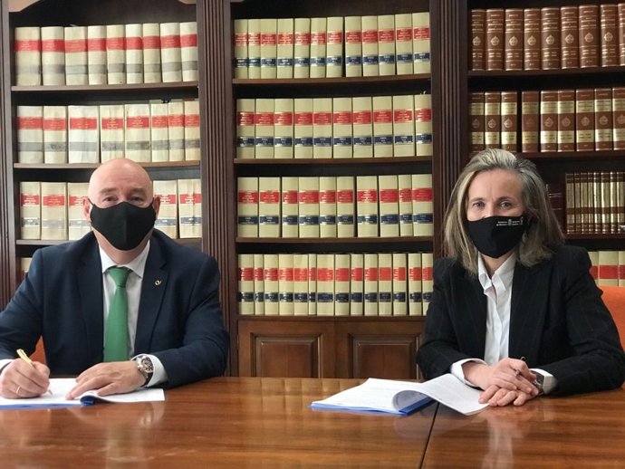 La directora general de Política de Empresa, Proyección Internacional y Trabajo, Izaskun Goñi, y el director gerente de la Fundación Navarra para la Excelencia, Marino Barásoain