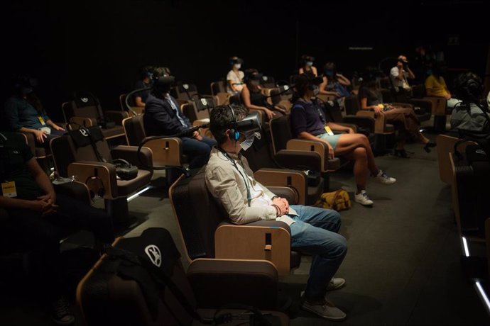 Archivo - Espectadores observan a través de gafas de realidad virtual la presentación del filme inmersivo Symphony en CosmoCaixa (Barcelona)
