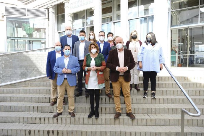 Antonio Ruiz (dcha.), junto a Susana Díaz, y otros cargos públicos y orgánicos del PSOE-A.