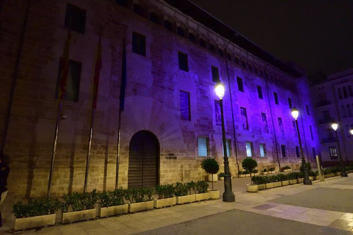 Archivo - Arxiu - El Palau dels Borja, illuminat amb el color morat, símbol del moviment feminista internacional