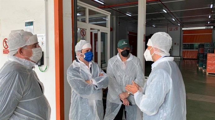 El parlamentario andaluz por el PP de Málaga José Ramón Carmona en una visita a Frutas Montosa, en el municipio malagueño de Vélez-Málaga