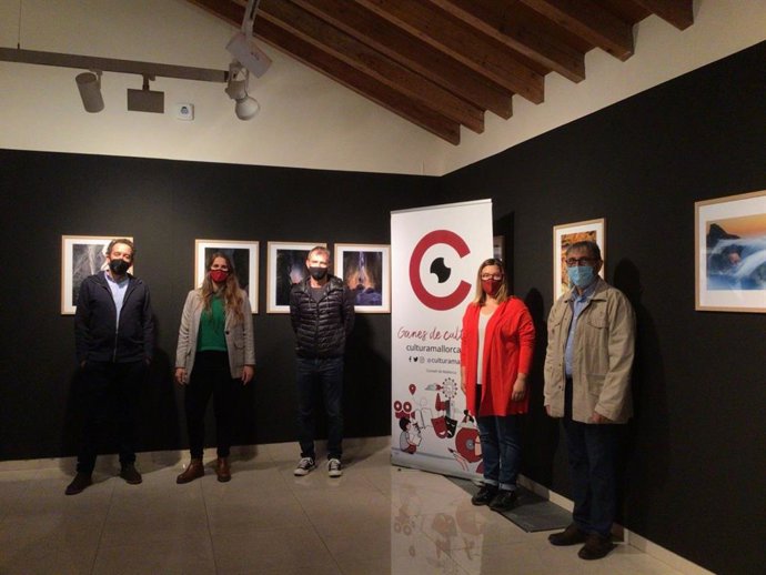 Foto de familia en la exposición de los Premios Fotografía de Montaña.