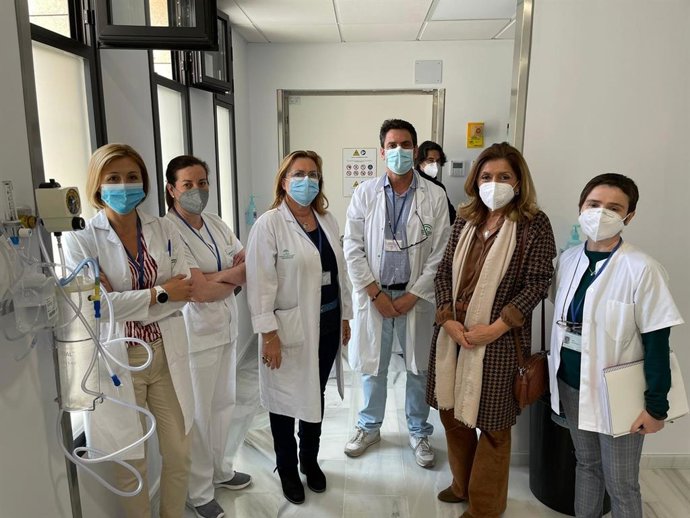 La delegada territorial de Salud y Familias, María Jesús Botella (segunda por la dcha.), en su visita al Hospital Valle de los Pedroches.