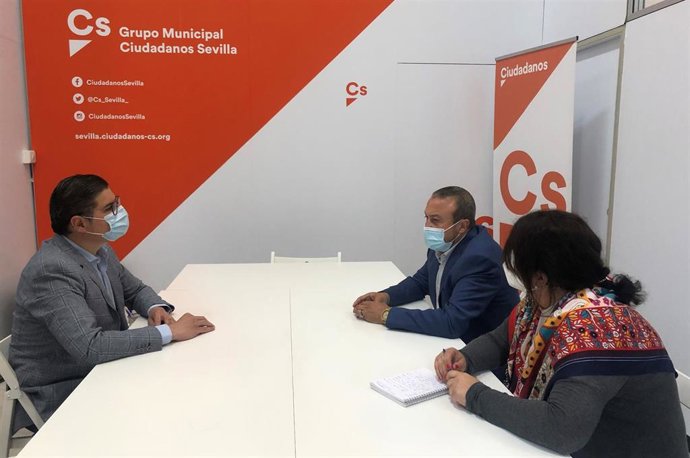 Álvaro Pimentel y fotografía de su reunión con los representantes de Uatae.