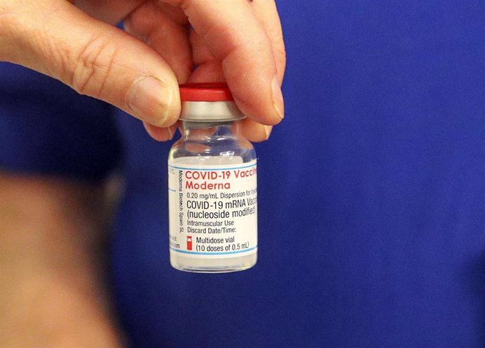 13 April 2021, United Kingdom, Reading: A vial of the Moderna Coronavirus (Covid-19) vaccine is prepared at the vaccination centre at the Madejski Stadium. The Moderna vaccine is the third to be approved for use in the UK, and is now being given to pati