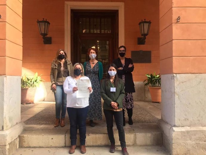 Representantes de la Coordinadora de Interinos y temporales de Baleares frente al Parlament.