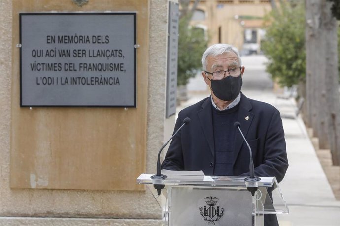 El alcalde de Valncia, Joan Ribó, junto al monolito con el que el Ayuntamiento recuerda en el Cementerio General a las víctimas del franquismo, el odio y la intolerancia.