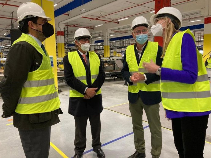 El concejal del Grupo Municipal Popular en el Ayuntamiento de Murcia, Antonio Navarro, en la visita al centro logístico