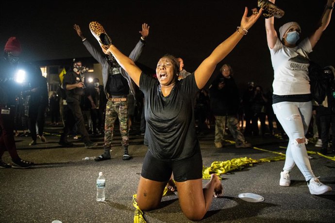 11 April 2021, US, Brooklyn Center: People take part in a protest outside the Brooklyn Center Police Department, after police fatally shot Daunte Wright, a 20-year-old black man, in a traffic stop in the US city of Brooklyn Center. Photo: -/imageSPACE v
