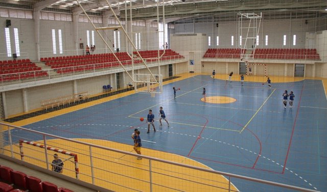 Niños practicando deporte en el pabellón deportivo de Níjar (Almería)