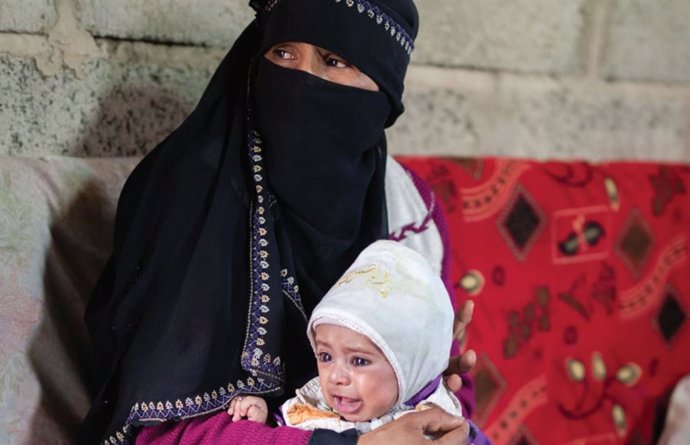 Archivo - Madre e hijo en Yemen