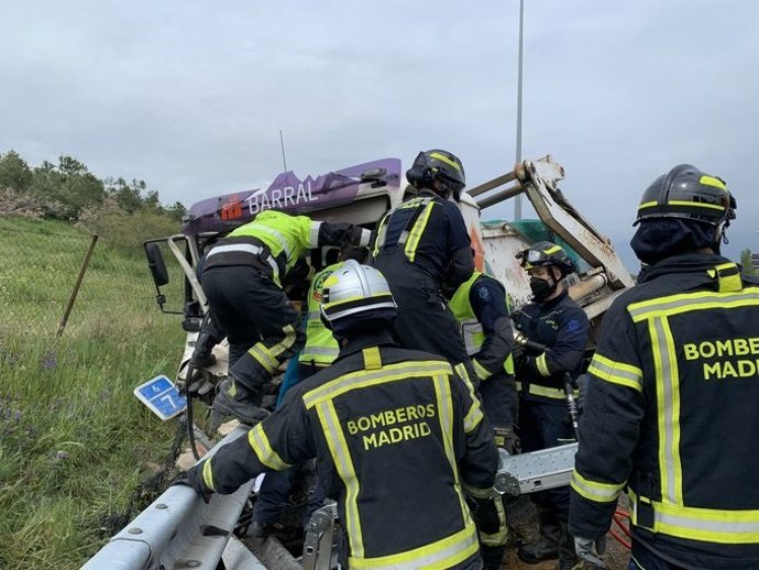 Rescatan al conductor de un camión de escombros tras accidentarse en la M-40