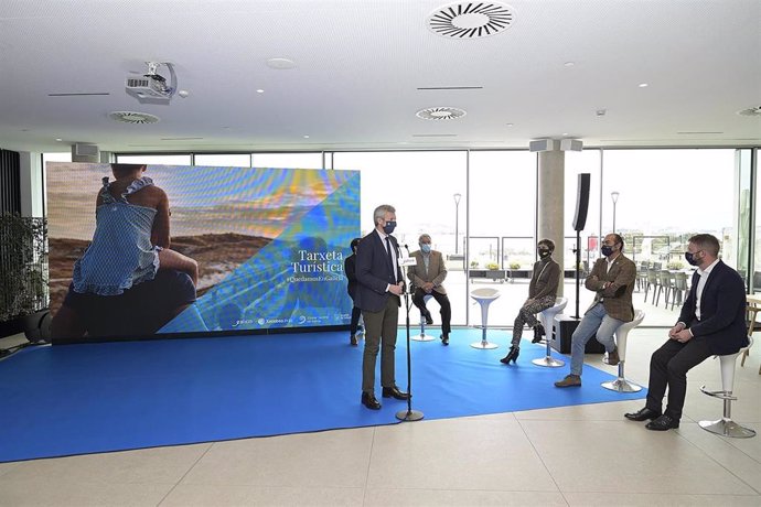 El vicepresidente primero de la Xunta, Alfonso Rueda, presenta el bono turístico '#QuedamosenGalicia', junto a otras autoridades, en un hotel de Oleiros (A Coruña)