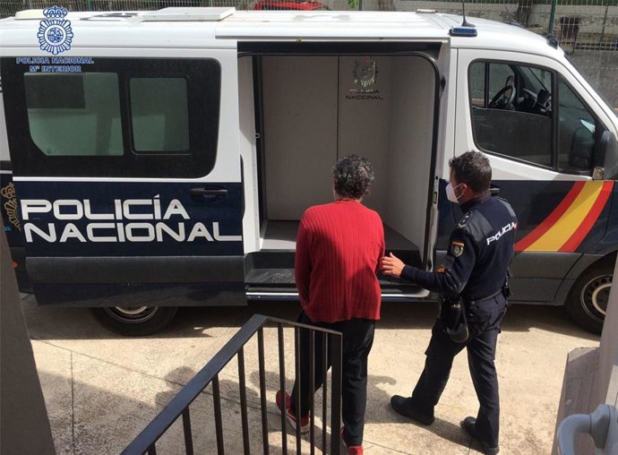 Momento de la detención del hombre que había golpeado con un palo a su compañero de piso en Palma.