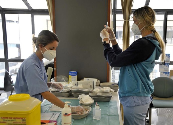 Archivo - Equipo de vacunación en Canarias