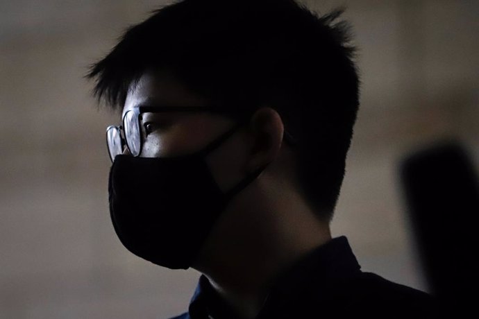 Archivo - 23 November 2020, China, Hong Kong: Pro-democracy activist Joshua Wong arrives at the West Kowloon Magistrates' Courts for a court hearing for charges in connection with a protest outside police headquarters in June 2019. Joshua Wong pleaded g