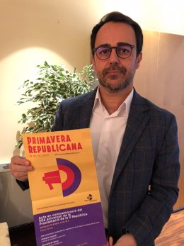 El portaveu del PP a Barcelona, Óscar Ramírez, amb un cartell promocional de la Primavera Republicana.
