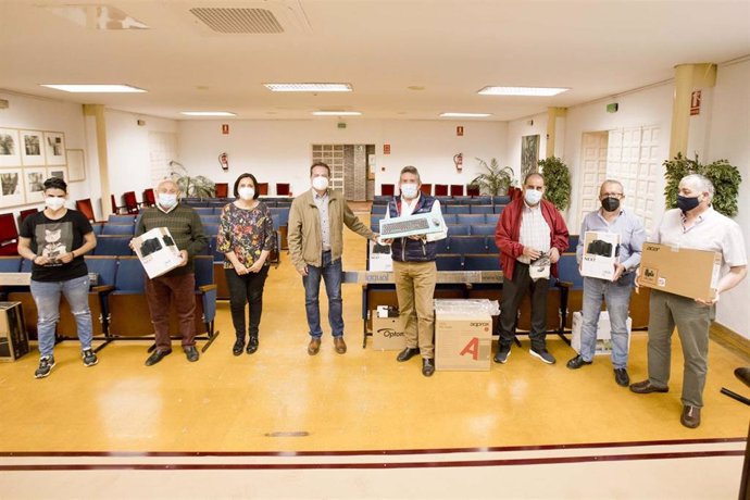 Ayuntamiento de Mairena del Aljarafe entrega equipos informáticos a los centros de mayores