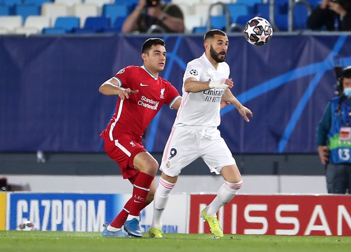 Ozan Kabak persigue a Karim Benzema en el Real Madrid-Liverpool de ida de los cuartos de final de la Liga de Campeones 2020-2021